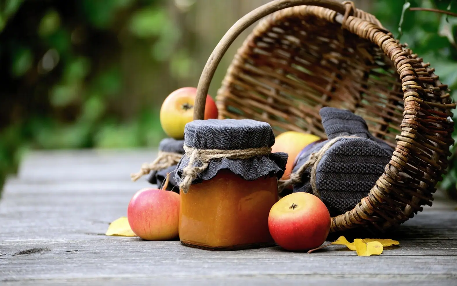 Jam, apple jam and apples